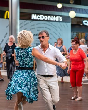 para starszych osób tańczy na pasażu podczas wydarzenia w galerii solnej