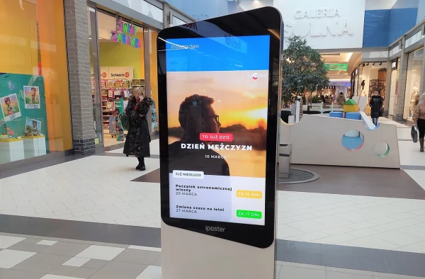 zdjęcie przedstawia digitalowy nośnik iPoster na pasażu Galerii Solnej